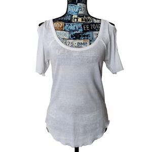 CHASER Cold Shoulder Cut Out Tee Shirt Scoop Neck Top Lettuce Trim White M NWT